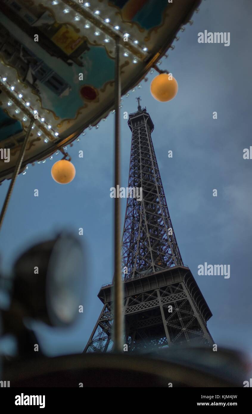 Torre Eiffel - 22/11/2012 - Francia / Ile-de-France (Regione) / Parigi - parte della città di parigi - la torre eiffel in background - sylvain leser / le pictorium Foto Stock