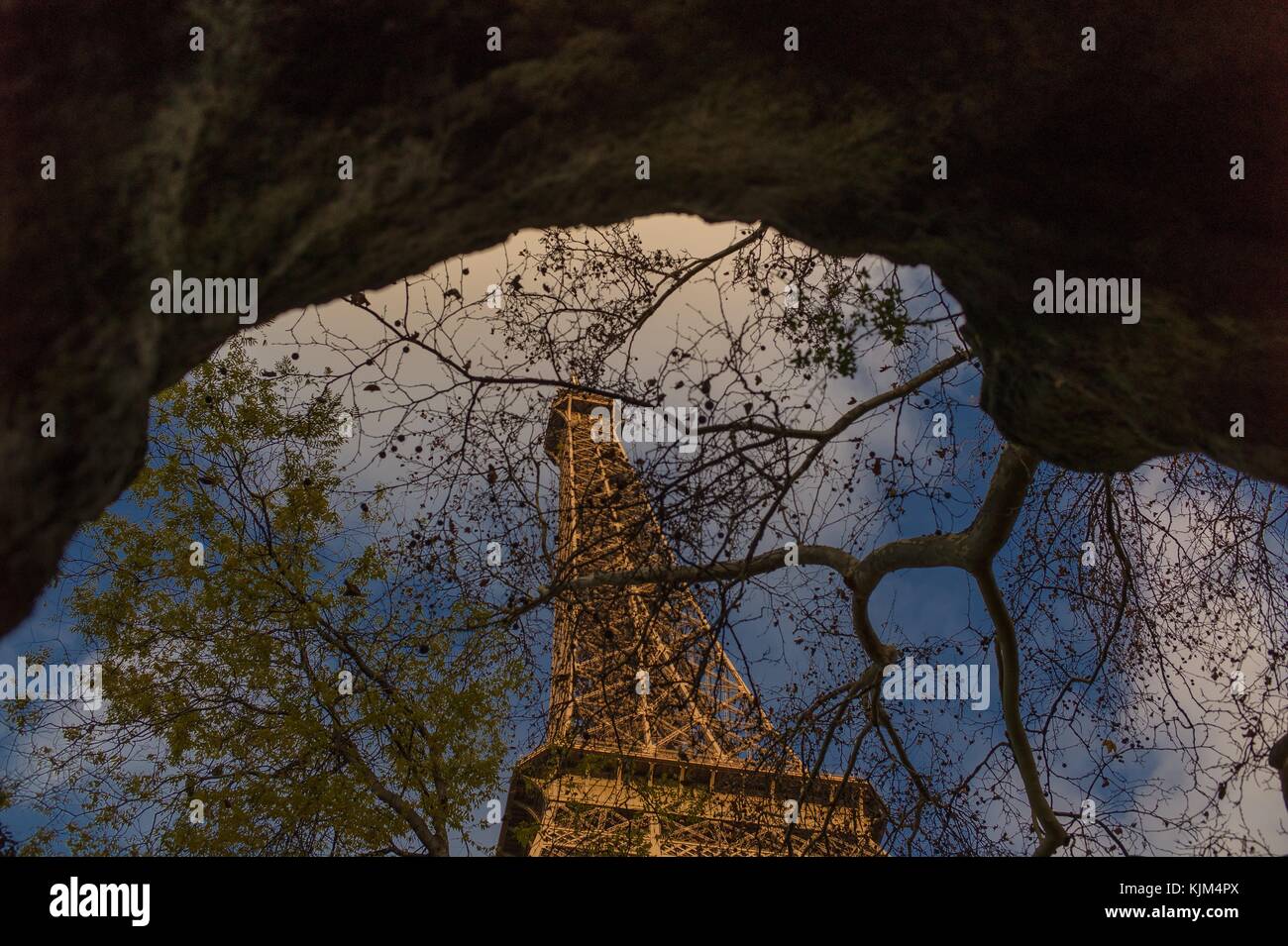 Torre Eiffel - 25/11/2012 - - Torre Eiffel - Torre Eiffel, Parigi in autunno. Vista sulla grotta. - Sylvain Leser / le Pictorium Foto Stock