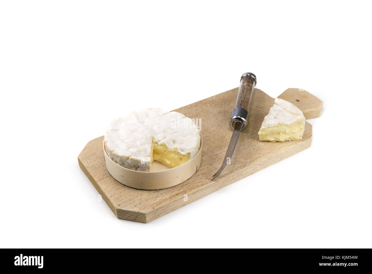 Fresco formaggio Camembert natural su sfondo bianco Foto Stock