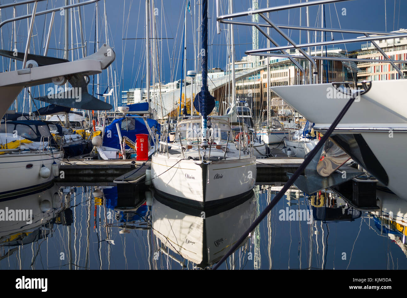 Sailing yacht Olivia, insieme con gli altri, è in attesa per la stagione estiva in Aker Brygge Marina, Oslo, Norvegia. Foto Stock