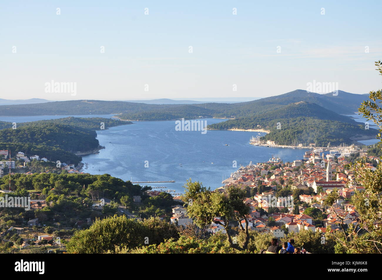 Vista panoramica di Mali Losinj dalla collina sopra la città Foto Stock