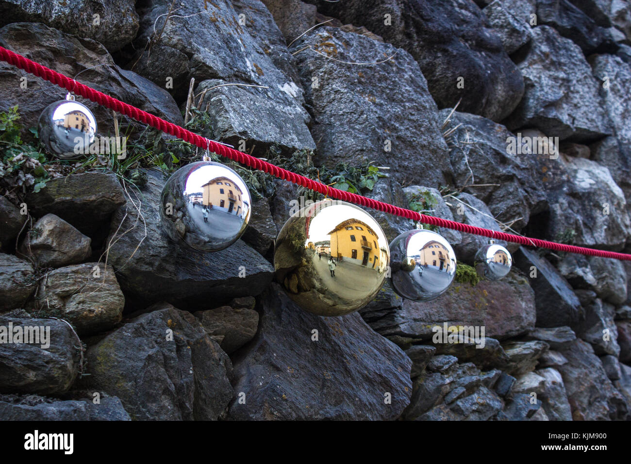 Riflessioni sulle palle di Natale (focus sulla sfera gialla) Foto Stock