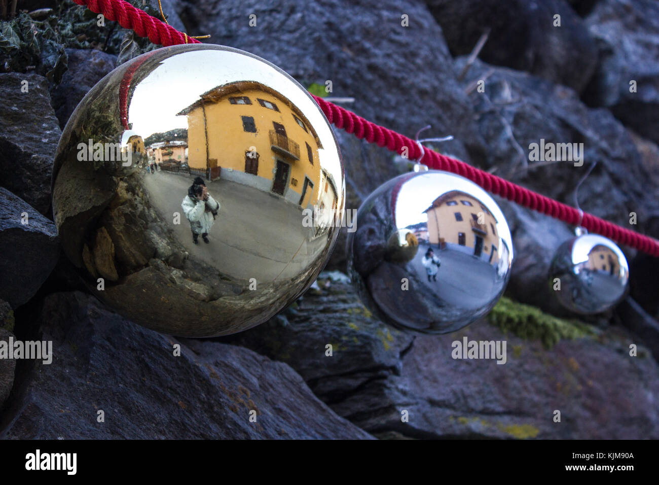Riflessioni sulle palle di Natale (focus sulla sfera gialla) Foto Stock