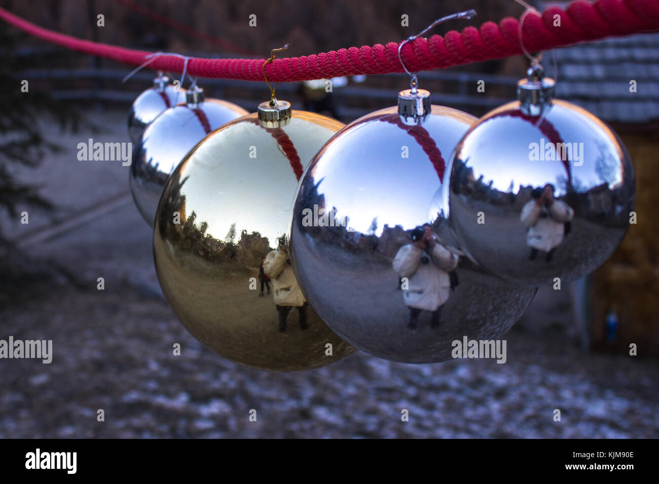 Riflessioni sulle palle di Natale (focus sulla sfera gialla) Foto Stock