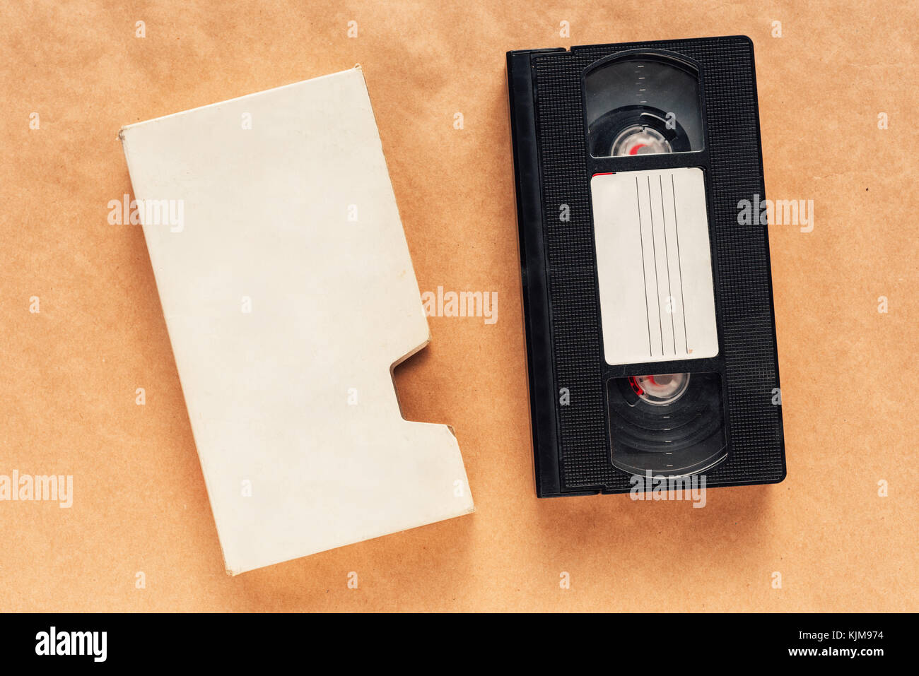 Vuoto Utilizzato videocassetta nastro, tecnologia retrò. Video Home System (VHS) nastro di registrazione con involucro vuoto come copia di spazio. Foto Stock