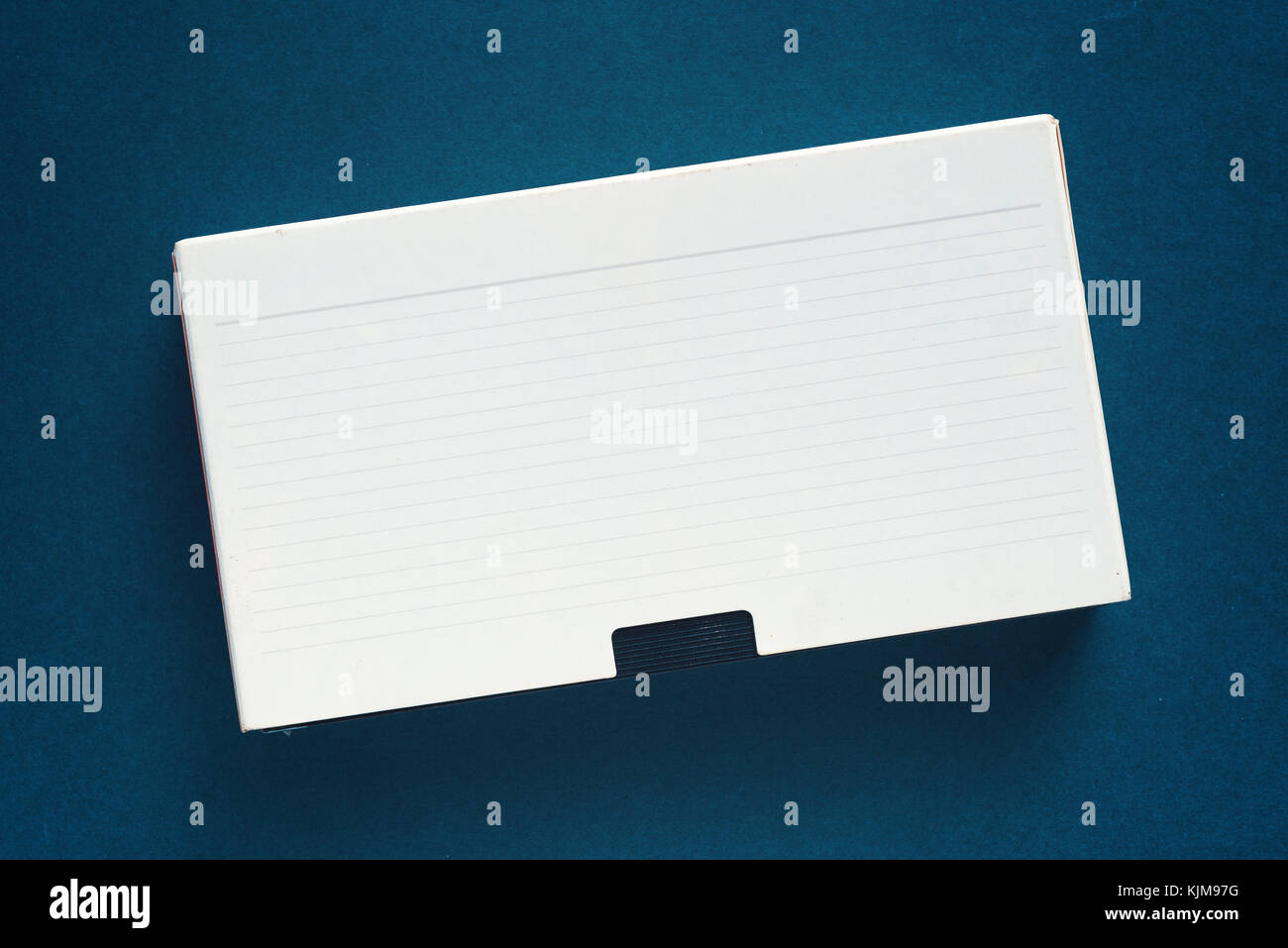 Vuoto Utilizzato videocassetta nastro, tecnologia retrò. video home system (VHS) nastro di registrazione con involucro vuoto come copia di spazio. Foto Stock