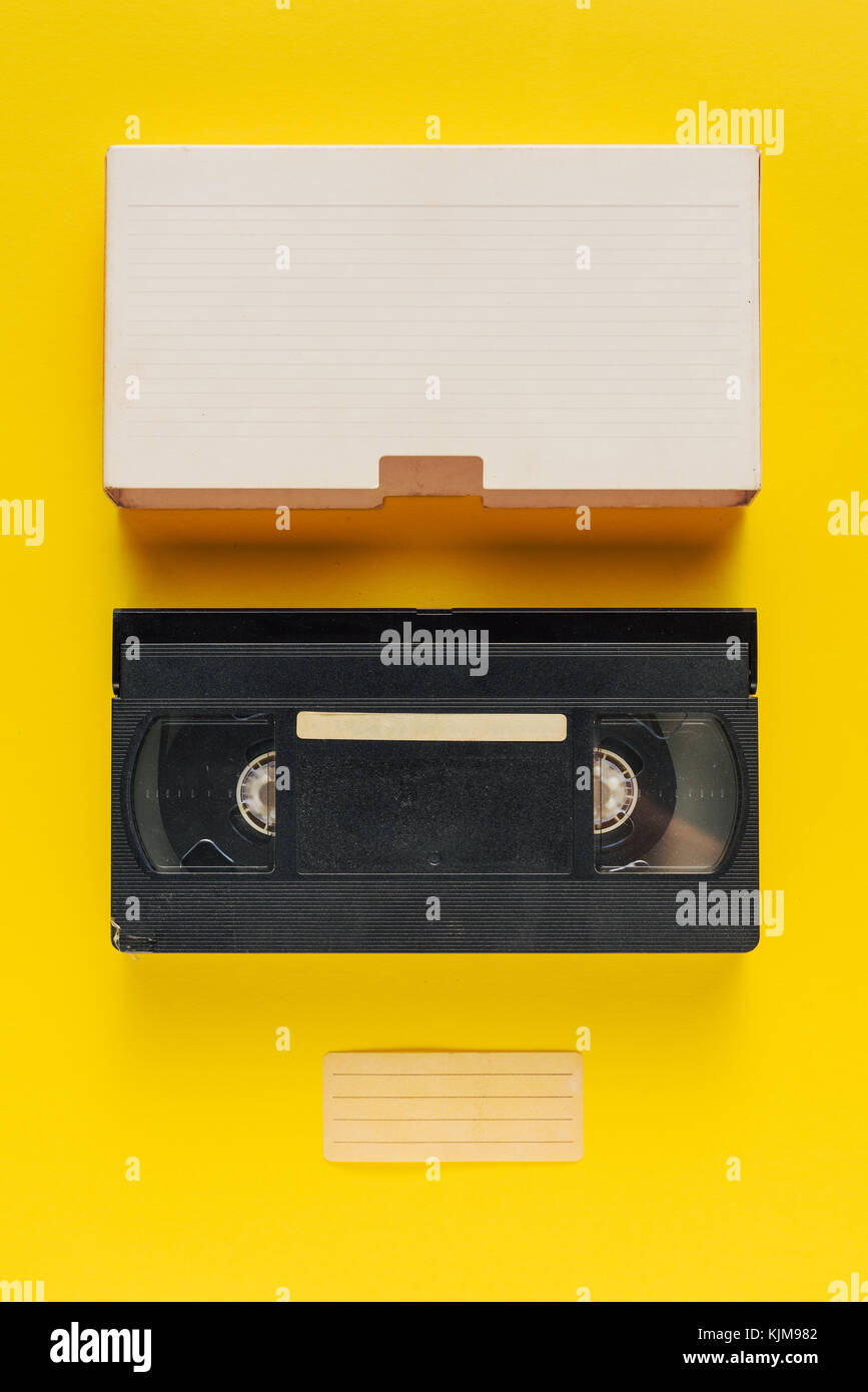 Vuoto Utilizzato videocassetta nastro, tecnologia retrò. video home system (VHS) nastro di registrazione con involucro vuoto come copia di spazio. Foto Stock