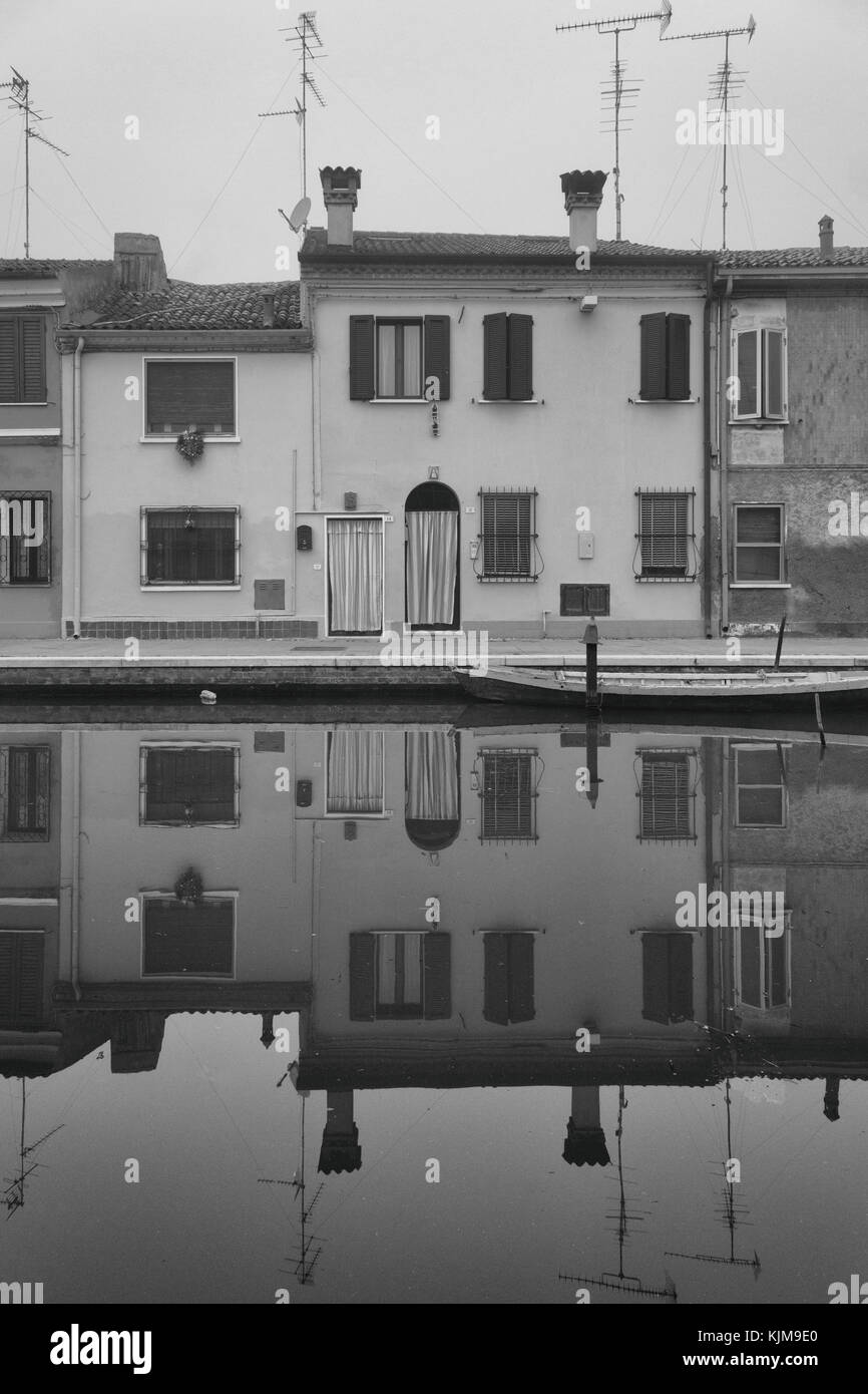 Comacchio (Italia) - caratteristica e affascinante cittadina storica nel parco del delta del po, con i suoi canali e pastello-case colorate Foto Stock