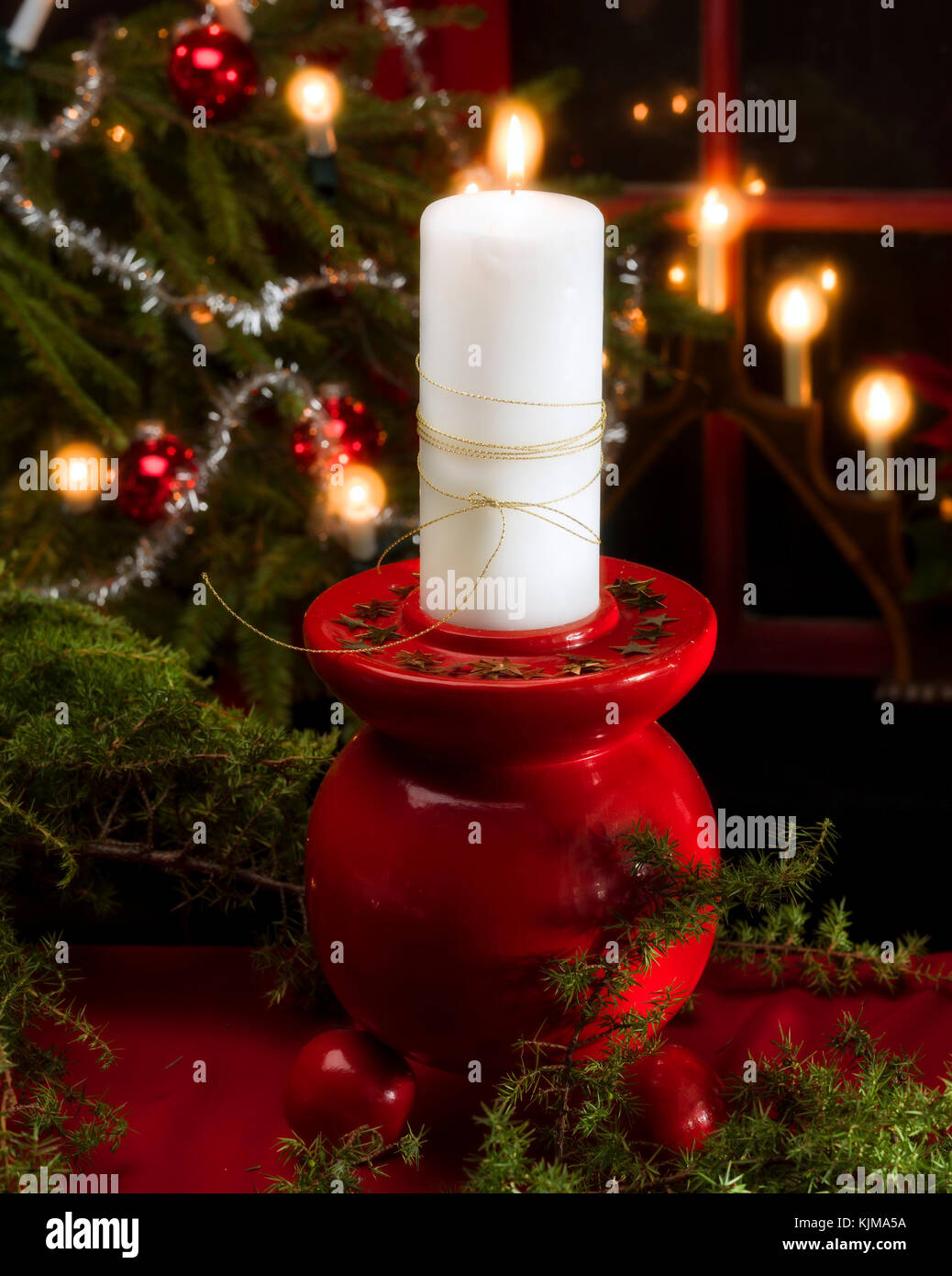 Christmas candle con un abete in background Foto Stock