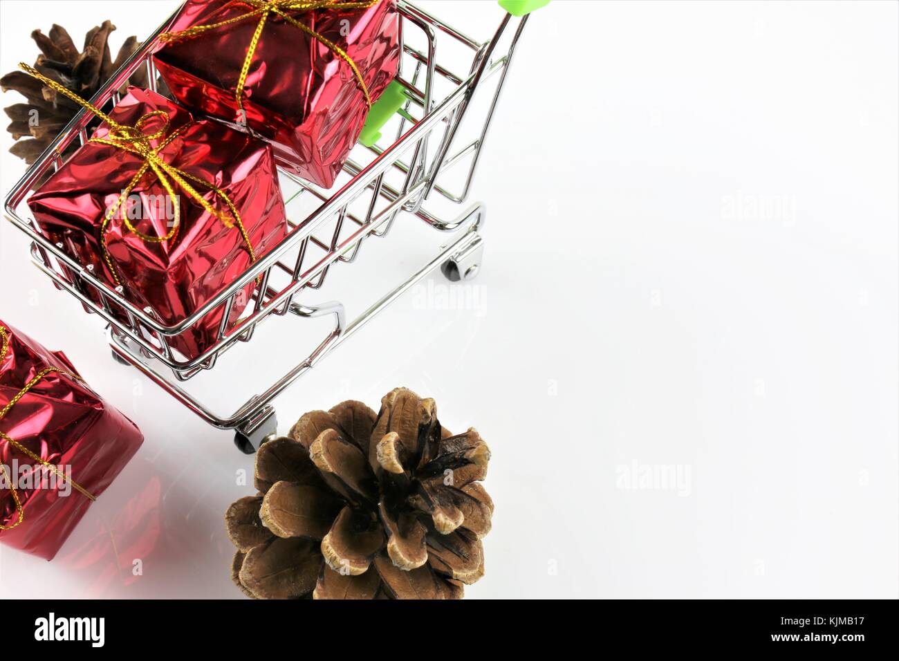 Un concetto di immagine di un carrello con un regalo - Natale Foto Stock