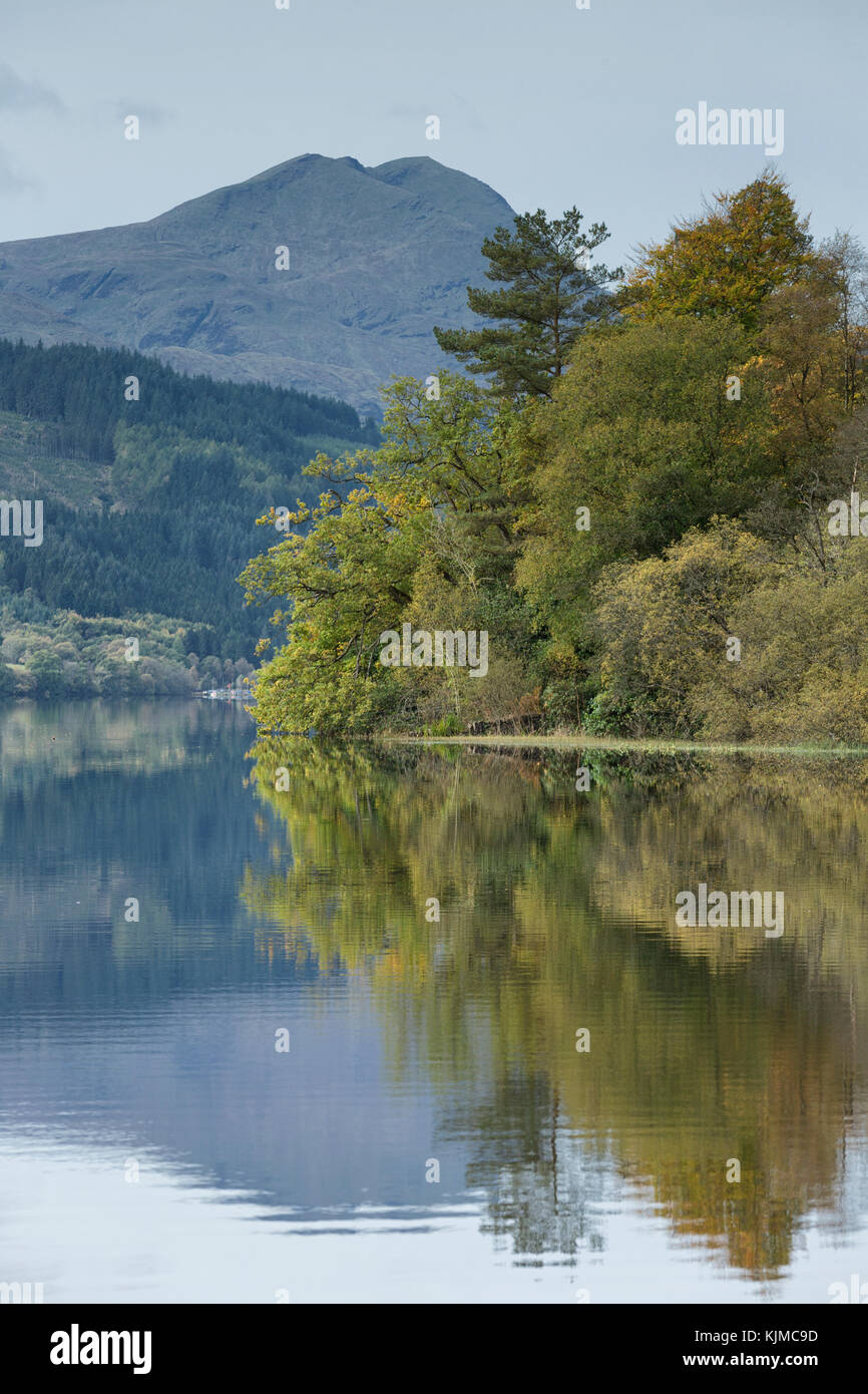 Loch Ard, Scozia, situato vicino al Loch Katrine in Loch Lomond e il Trossachs National Park, con Ben Lomond nella distanza. Foto Stock