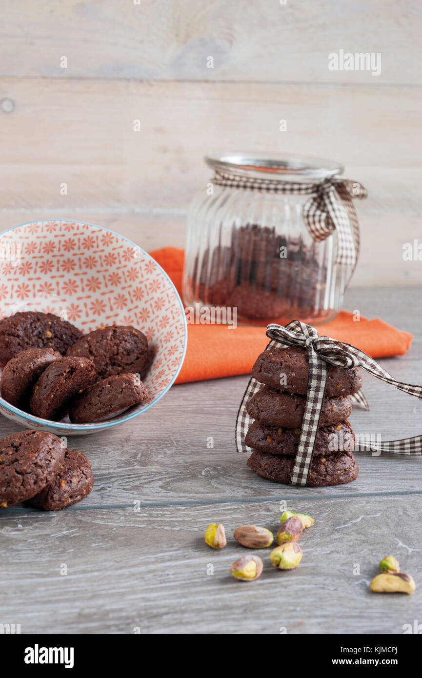 Rustico cacao Biscotti impilati e pistacchi Foto Stock