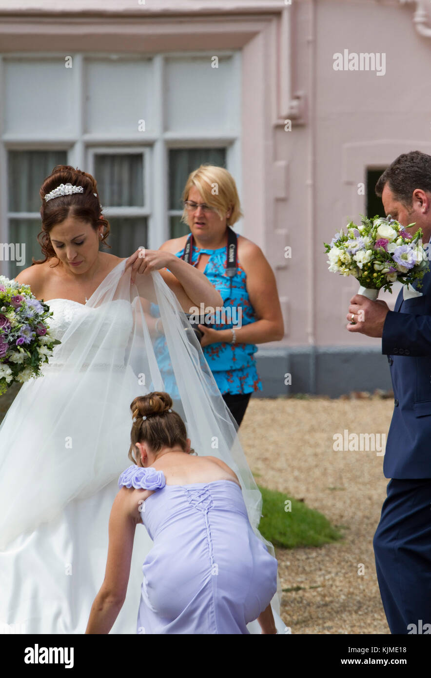 Sposa in bianco tradizionale con il padre che sta per entrare in chiesa Foto Stock