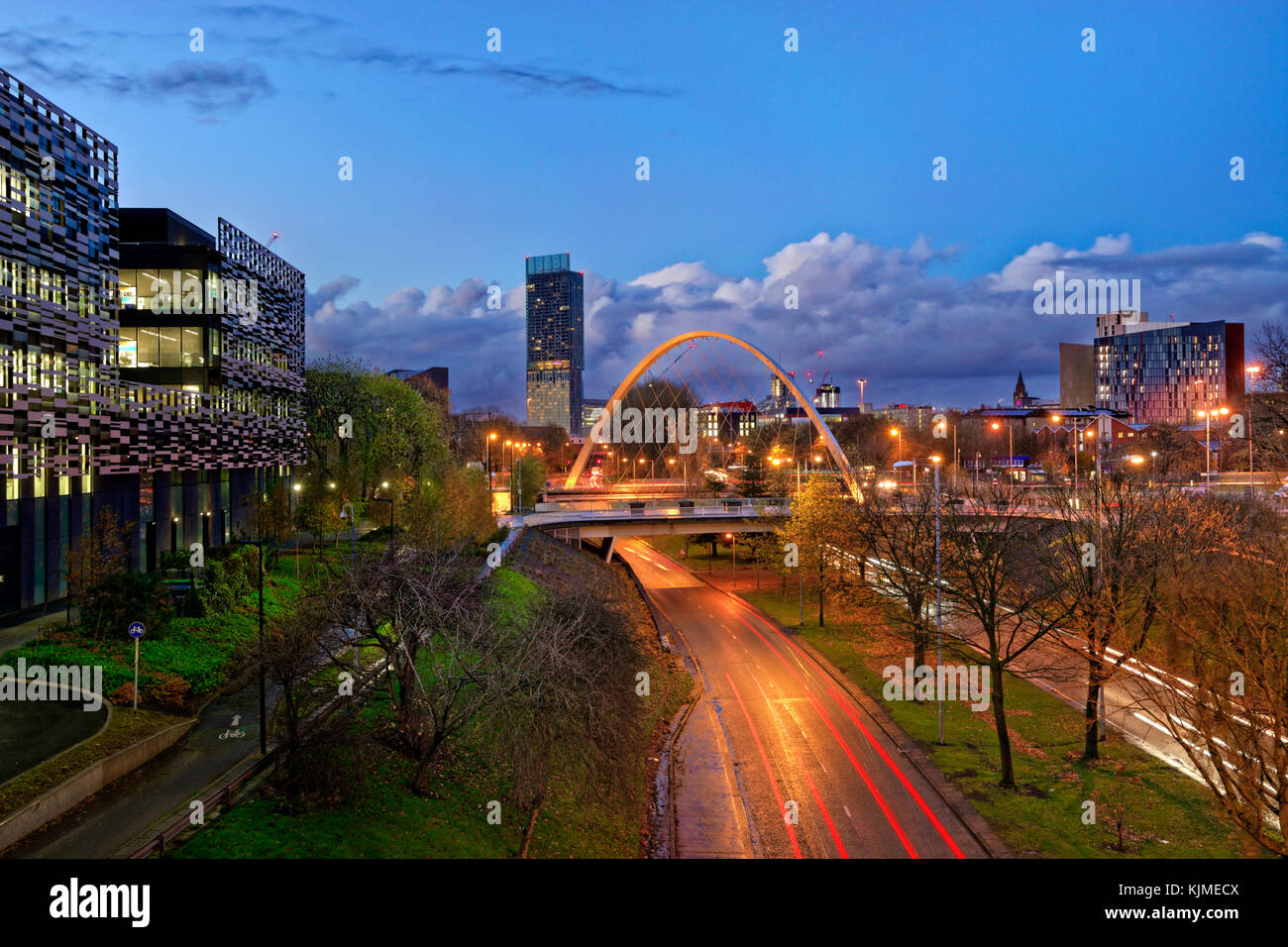 Più vecchio (2017) skyline di Manchester da sud con Hulme Arch e parte della Manchester Metropolitan University sulla sinistra. Nuovi 2021 scatti disponibili da solo. Foto Stock