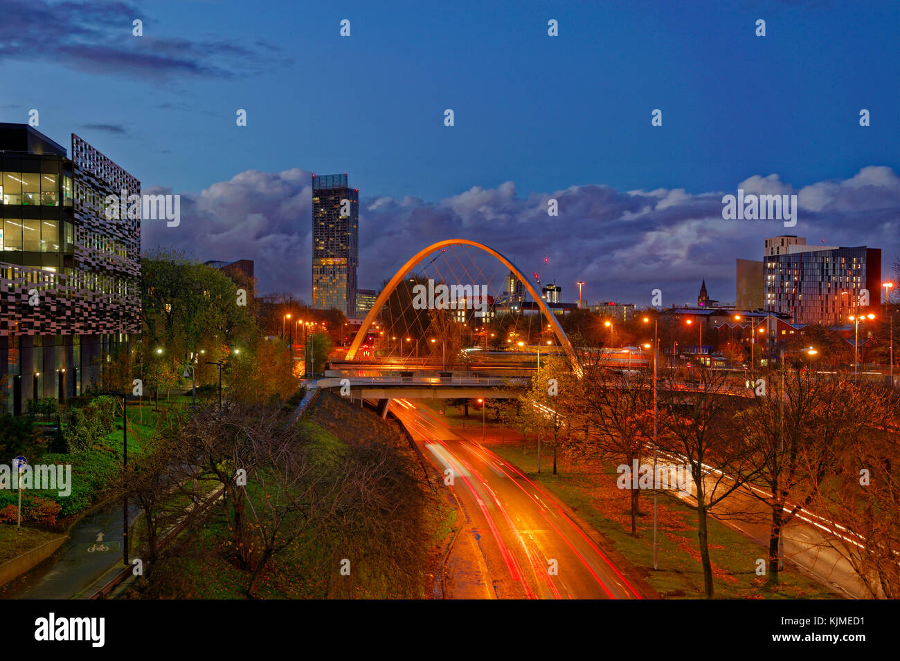 Più vecchio (2017) skyline di Manchester da sud con Hulme Arch e parte della Manchester Metropolitan University sulla sinistra. Nuovi 2021 scatti disponibili da solo. Foto Stock