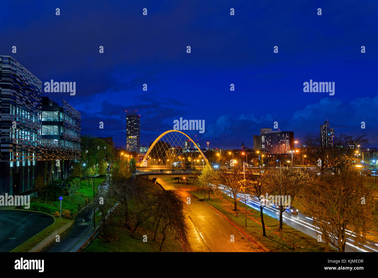 Più vecchio (2017) skyline di Manchester da sud con Hulme Arch e parte della Manchester Metropolitan University sulla sinistra. Nuovi 2021 scatti disponibili da solo. Foto Stock