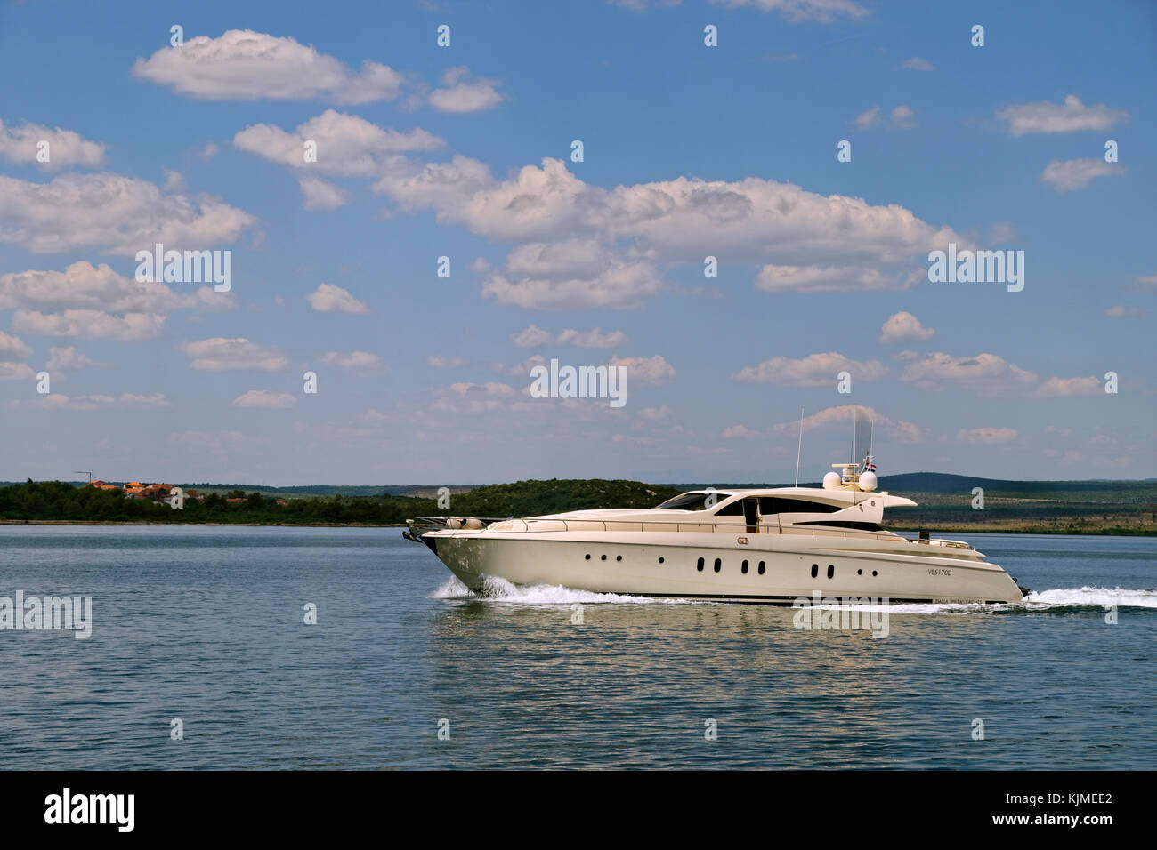 Yacht a motore sul fiume Cikola vicino a Sibenik, Croazia. Foto Stock