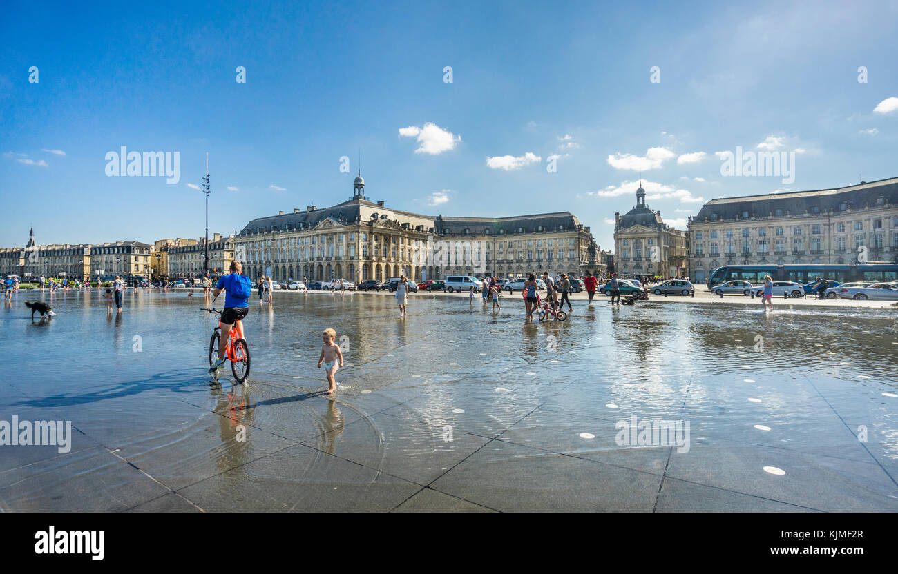 Francia, Gironde department, Bordeaux, Miroir d'eau riflettendo la piscina a Place de la Bourse Foto Stock