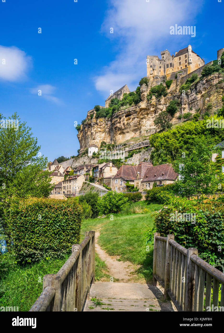 Francia, dipartimento di Dordogne, Beynac-et-Cazenac, il borgo medievale di Chateau de Beynac salendo su una roccia calcarea sopra il fiume Dordogna Foto Stock