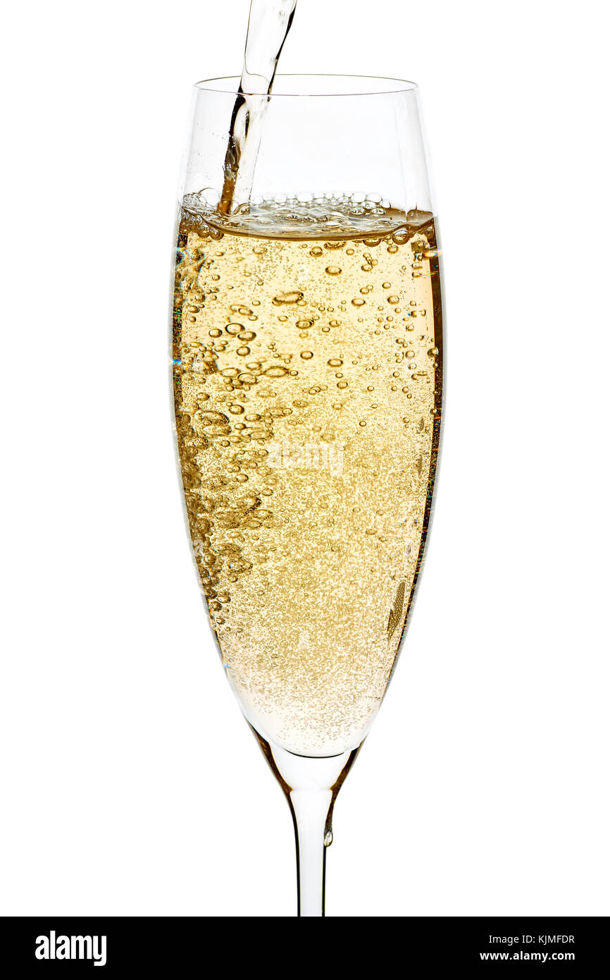 Champagne versando con bolle nel vetro su bianco Foto Stock