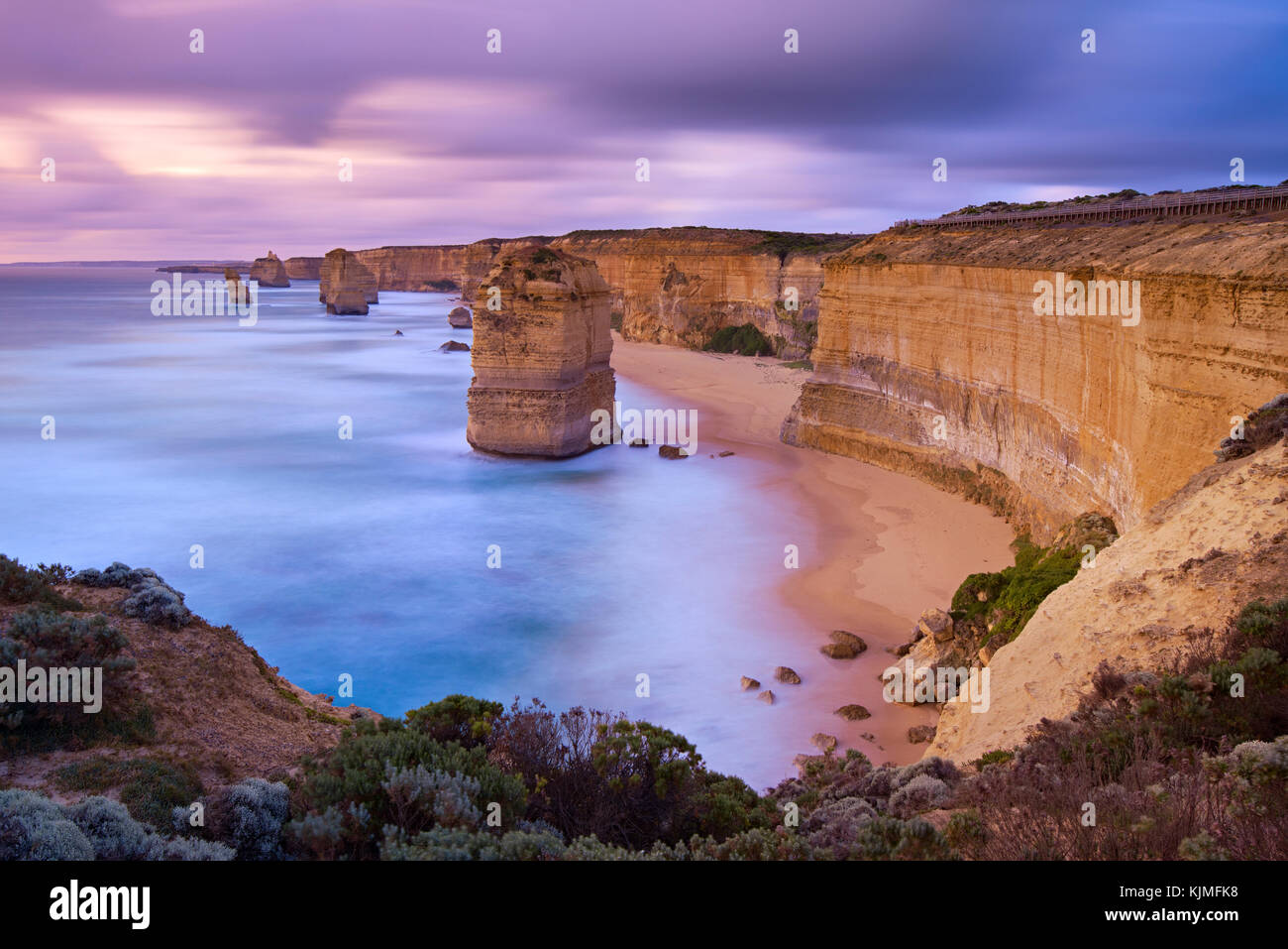 I dodici Apostoli al tramonto, Great Ocean Road, Parco Nazionale di Port Campbell, Victoria, Australia Foto Stock