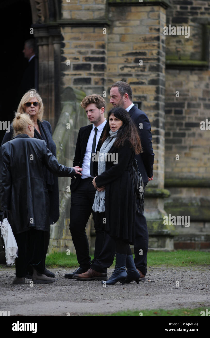 TV Benidorm Bobby Knutt, la famiglia Steve Edge di Eddie Dawson, Josh Bolt e Julie Graham ai funerali di Bobby Knutt alla Chiesa di Wentworth, vicino a Rot Foto Stock