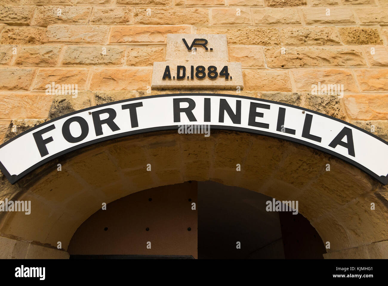 Anteriore porta di accesso con nome segno della placca ' Forte Rinella ' al di sopra della centina principale porta di ingresso della casa del ' 100 Ton Gun ' Rinella batteria. Malta. Foto Stock