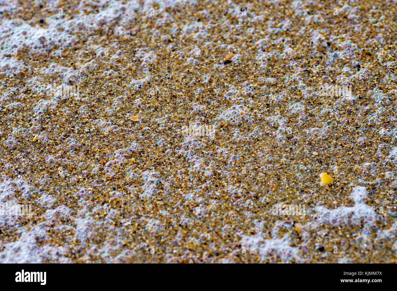 Close-up di bolle nella sabbia di mare vista da sopra Foto Stock
