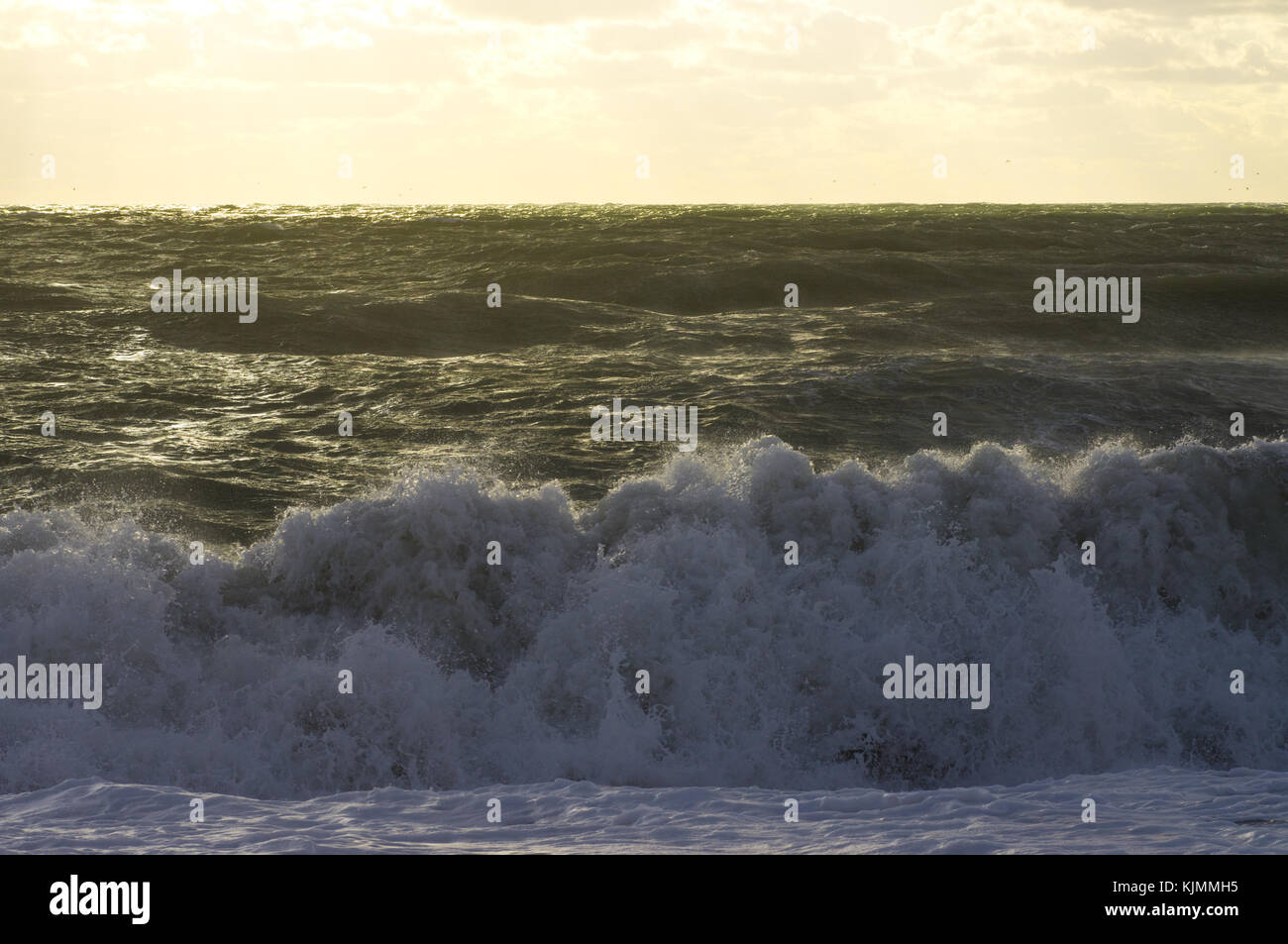 Tempesta in mare un'onda si è schiantato con spruzzi sulla riva Foto Stock