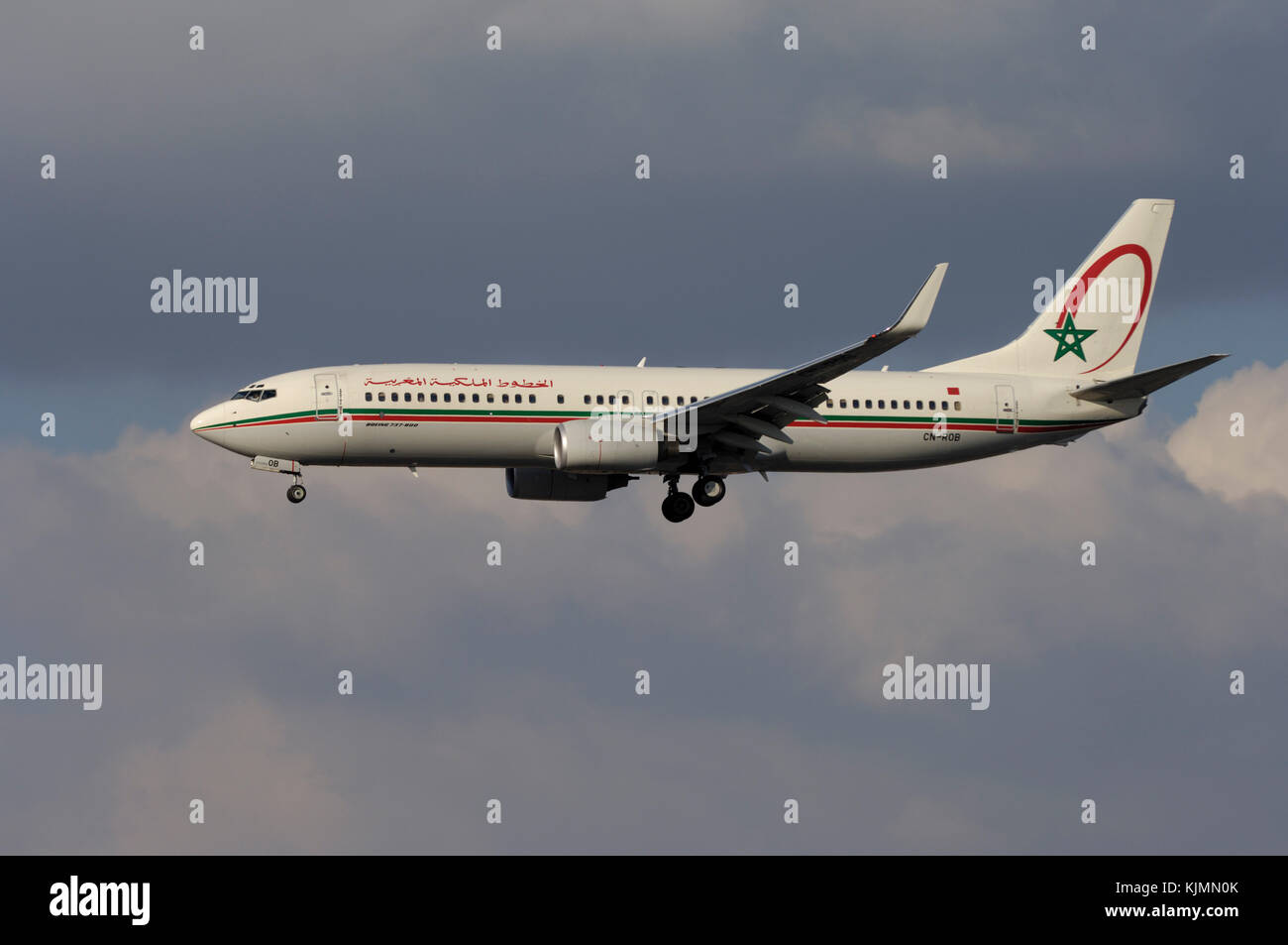 Royal Air Maroc RAM Boeing 737-800 sul finale-approccio con nuvole grigio Foto Stock