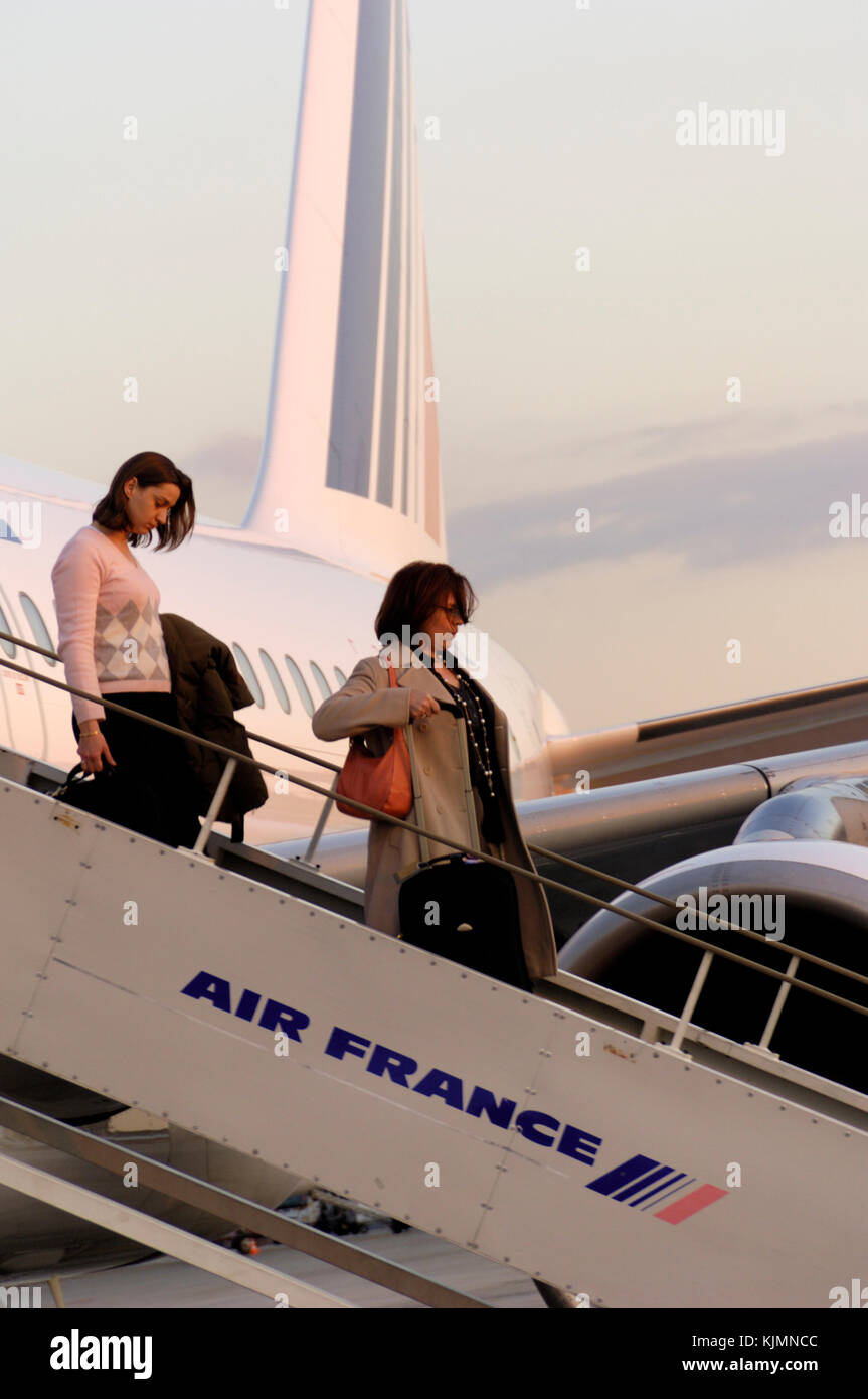 I passeggeri con bagaglio a mano borse di sbarco utilizzando airstairs dell'Air  France A319 Foto stock - Alamy