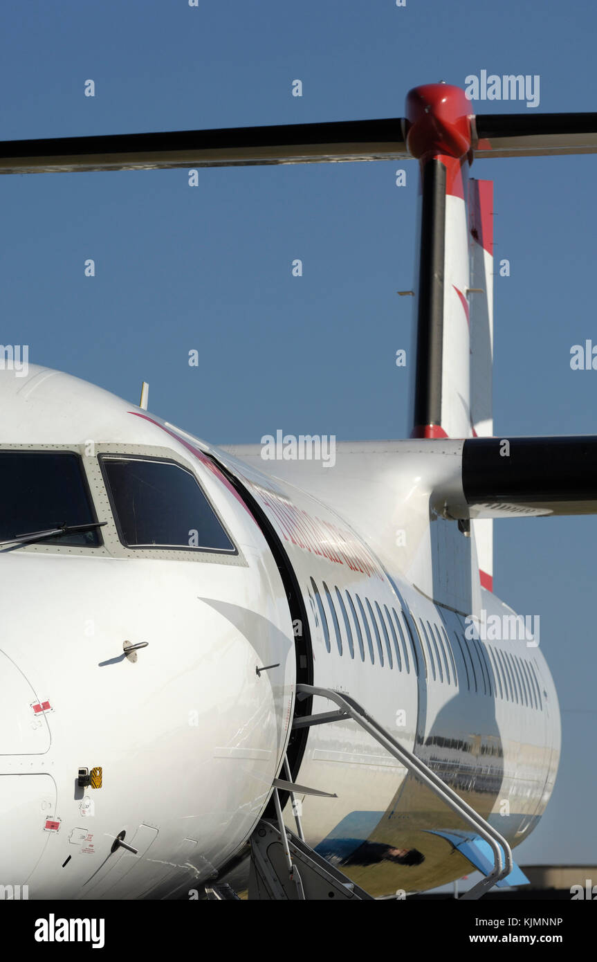 Il parabrezza e le luci di coda-fin delle frecce austriaco Bombardier DHC-8 Dash 8-400 Q400 al 2006 Farnborough Airshow internazionale Foto Stock