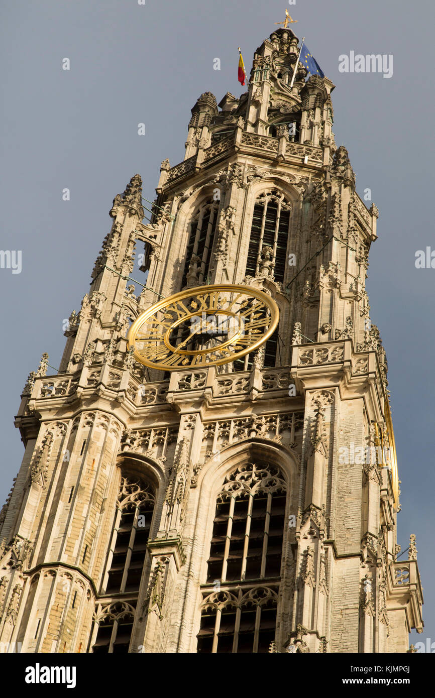 La facciata della Cattedrale di Nostra Signora (Onze-Lieve-Vrouwekathedraal) ad Anversa, in Belgio. Foto Stock