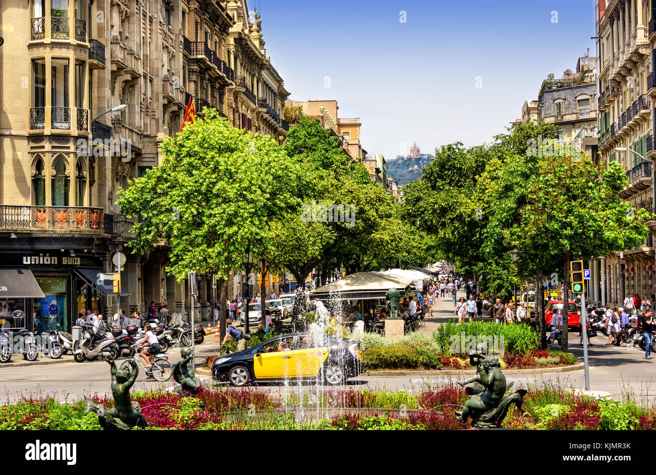 Barcellona, Spagna - 6 giugno 2016: Trafficata via Las Ramblas, piena di locali e turisti, nel cuore della città di Barcellona. Foto Stock