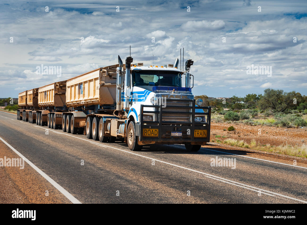 Road Train nell'entroterra del Western Australia. Foto Stock