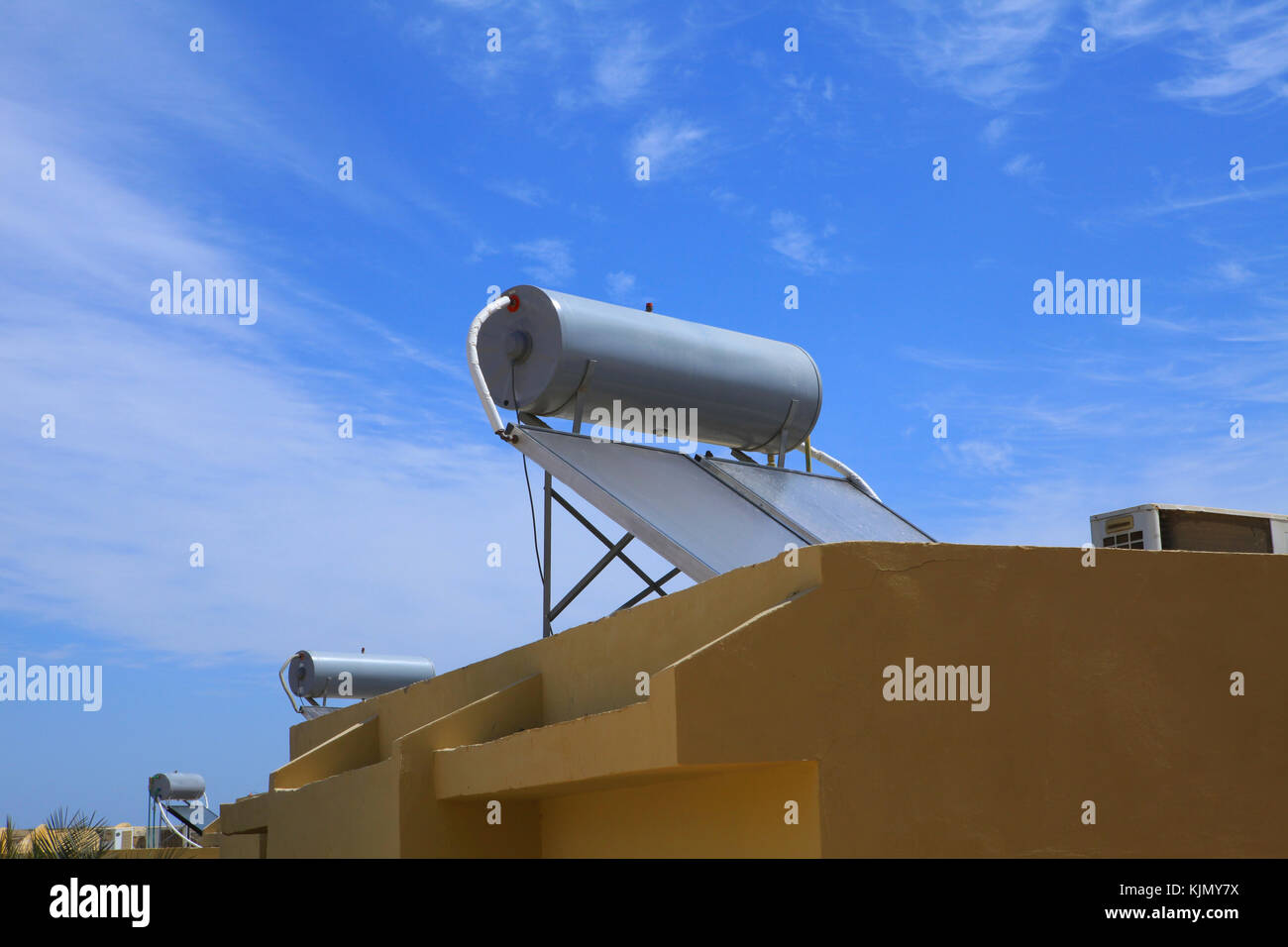 Sistemi per il riscaldamento di acqua dalla luce solare ( i collettori solari) su tetti di hotel a Marsa Alam, Egitto Foto Stock