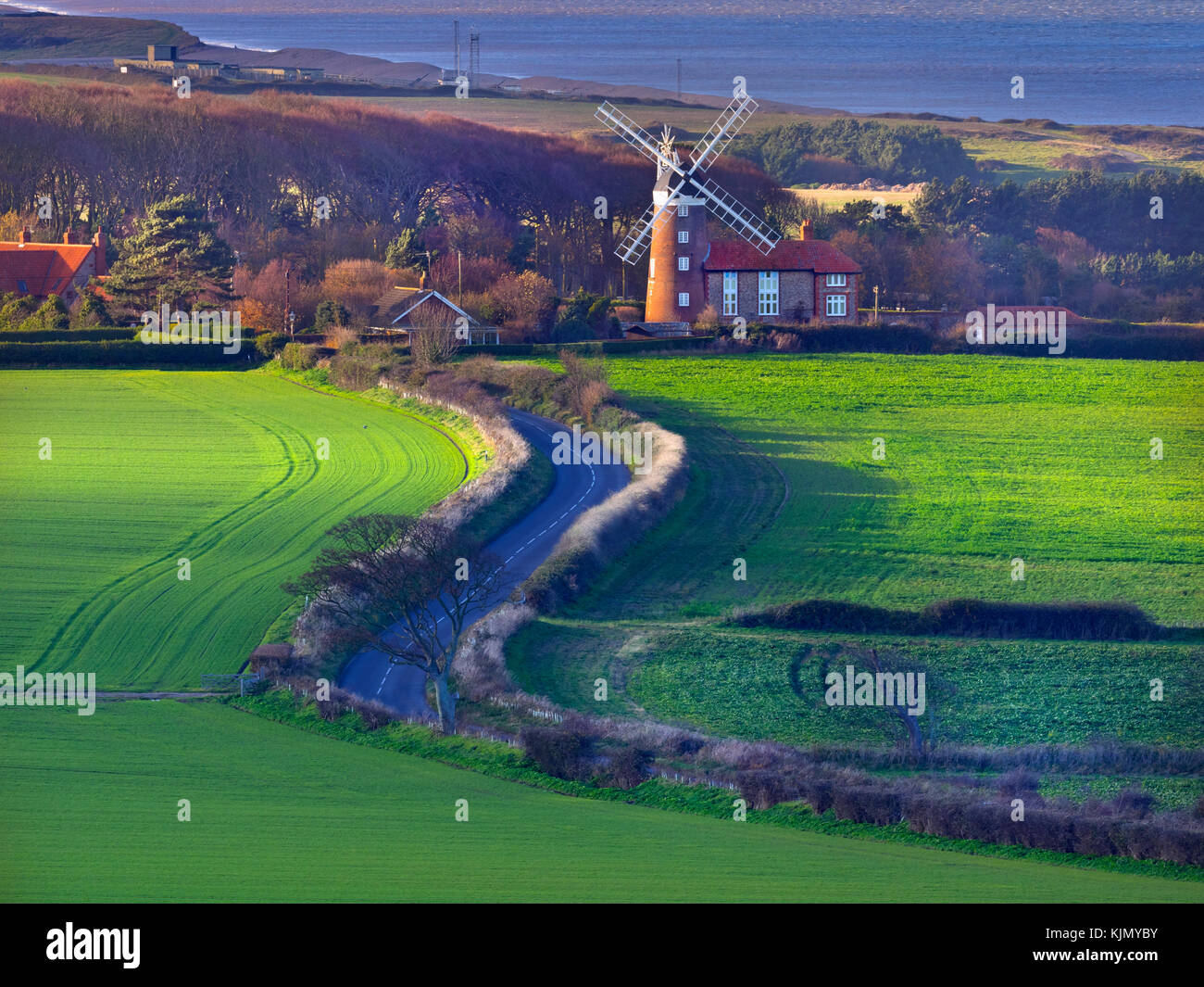 Il mulino a vento e mare del Nord Weybourne e Costa North Norfolk Foto Stock