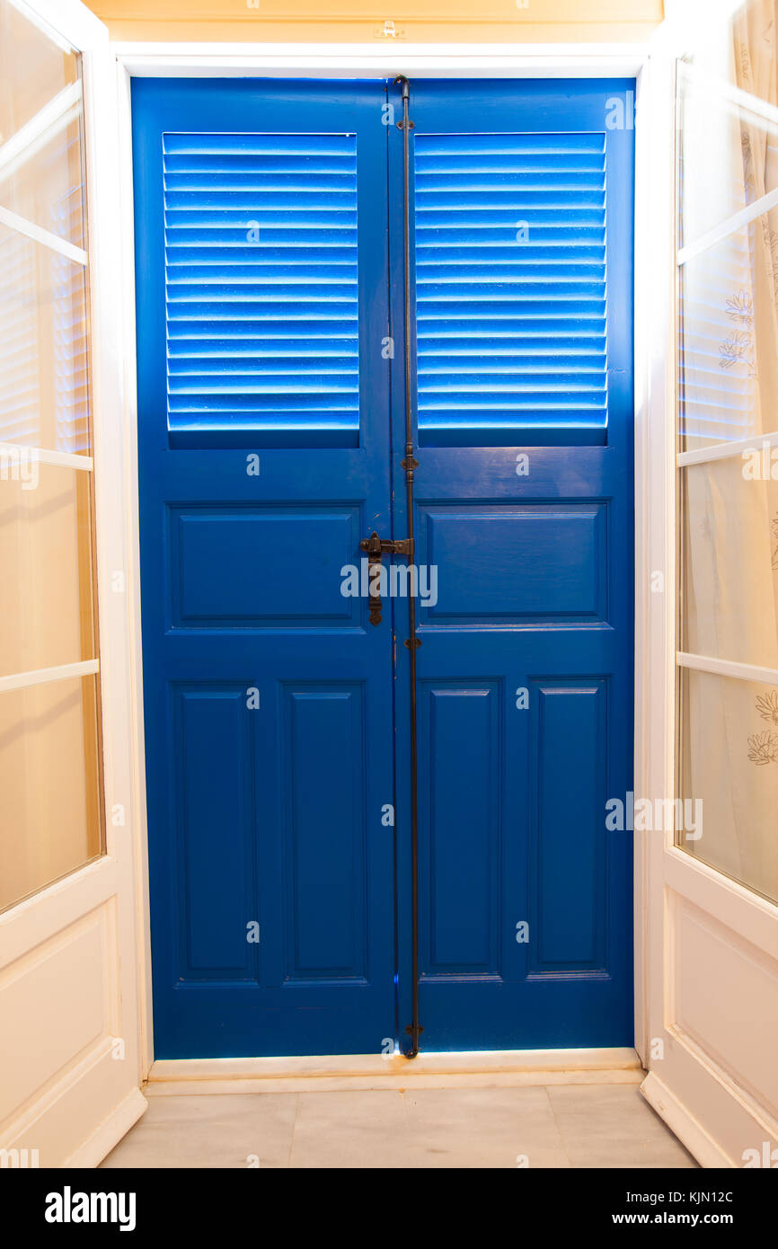 Blue porta e finestra con otturatori Foto Stock