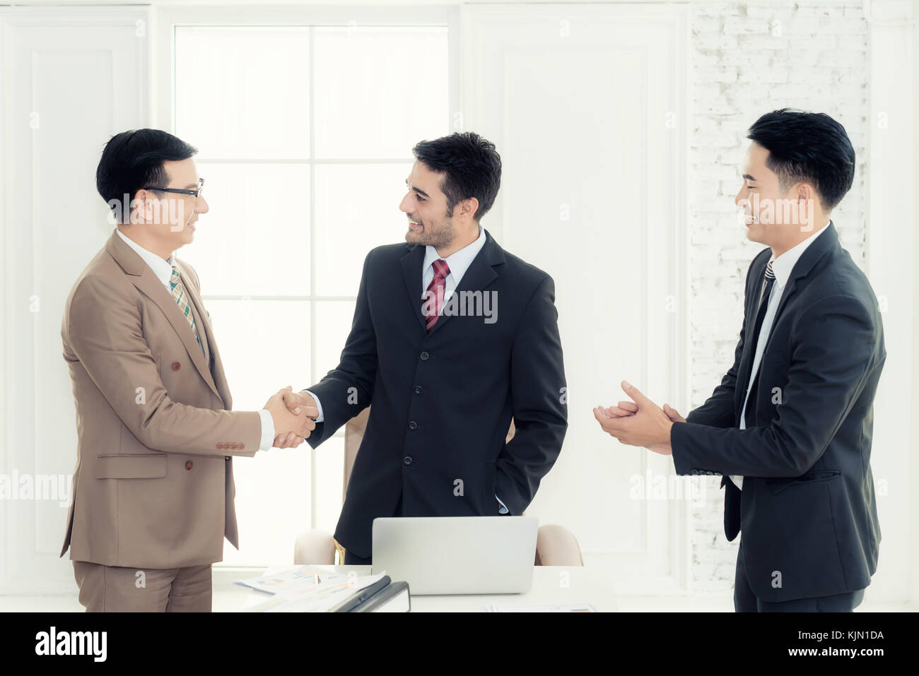Successo del lavoro due asian businessman stringono le mani in sala consiglio al termine di una riunione. Foto Stock