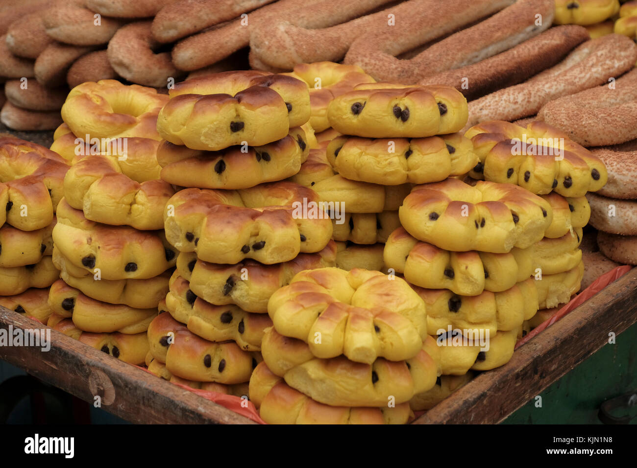 Un carrello con pile di panini dolci tradizionali e Ka'ak beigele anelli di  pane per la vendita nella città vecchia di Gerusalemme Est Israele Foto  stock - Alamy