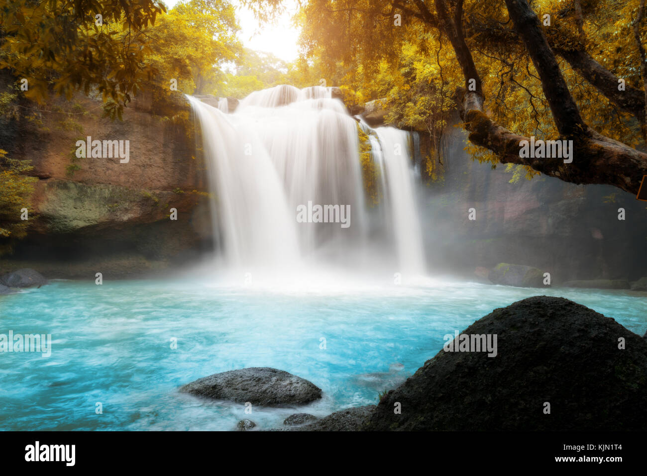 Incredibile belle cascate nella foresta tropicale a haew suwat cascata nel parco nazionale di Khao Yai, nakhonratchasima, Thailandia Foto Stock