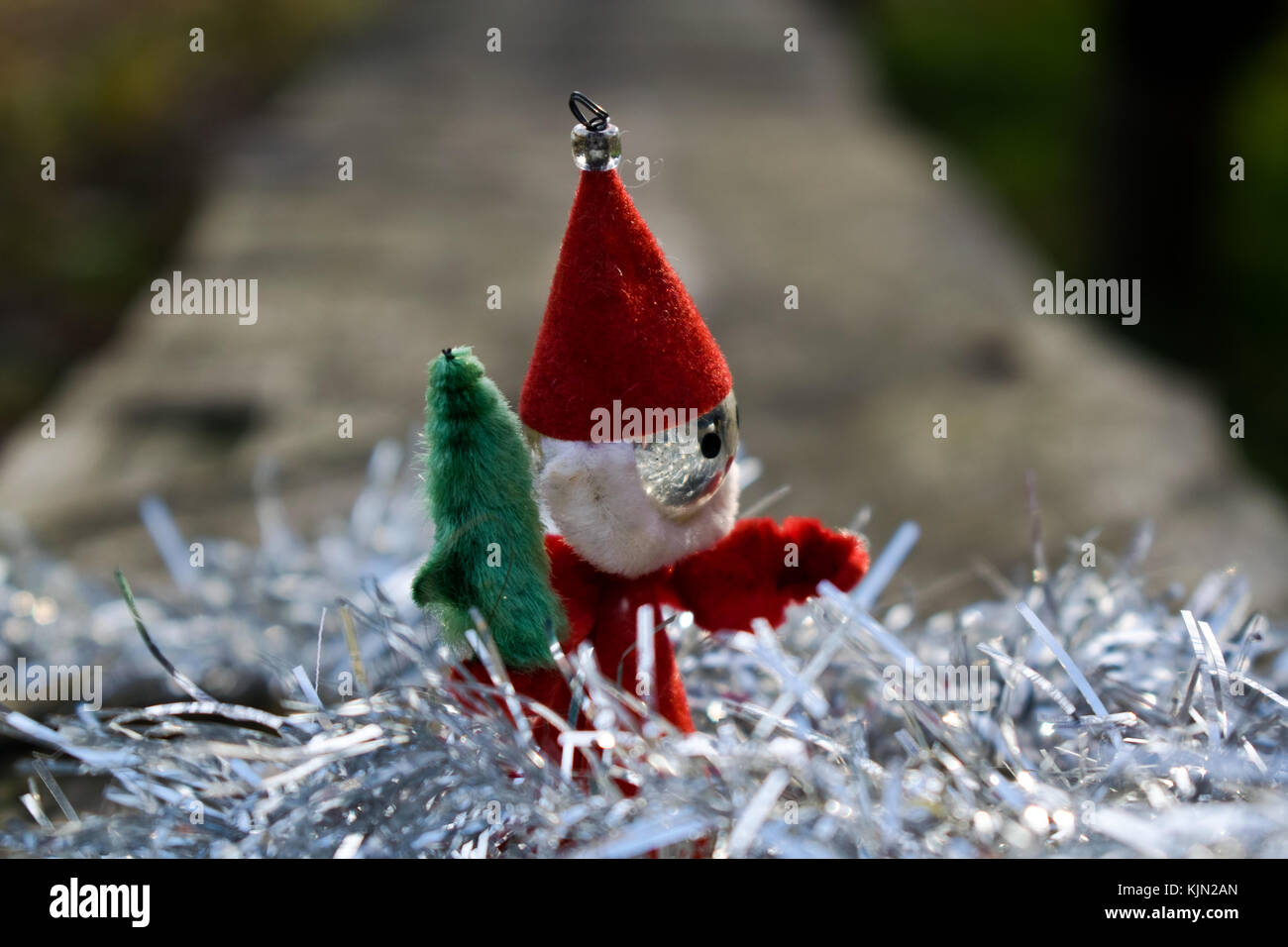 Little toy santa nella natura Foto Stock