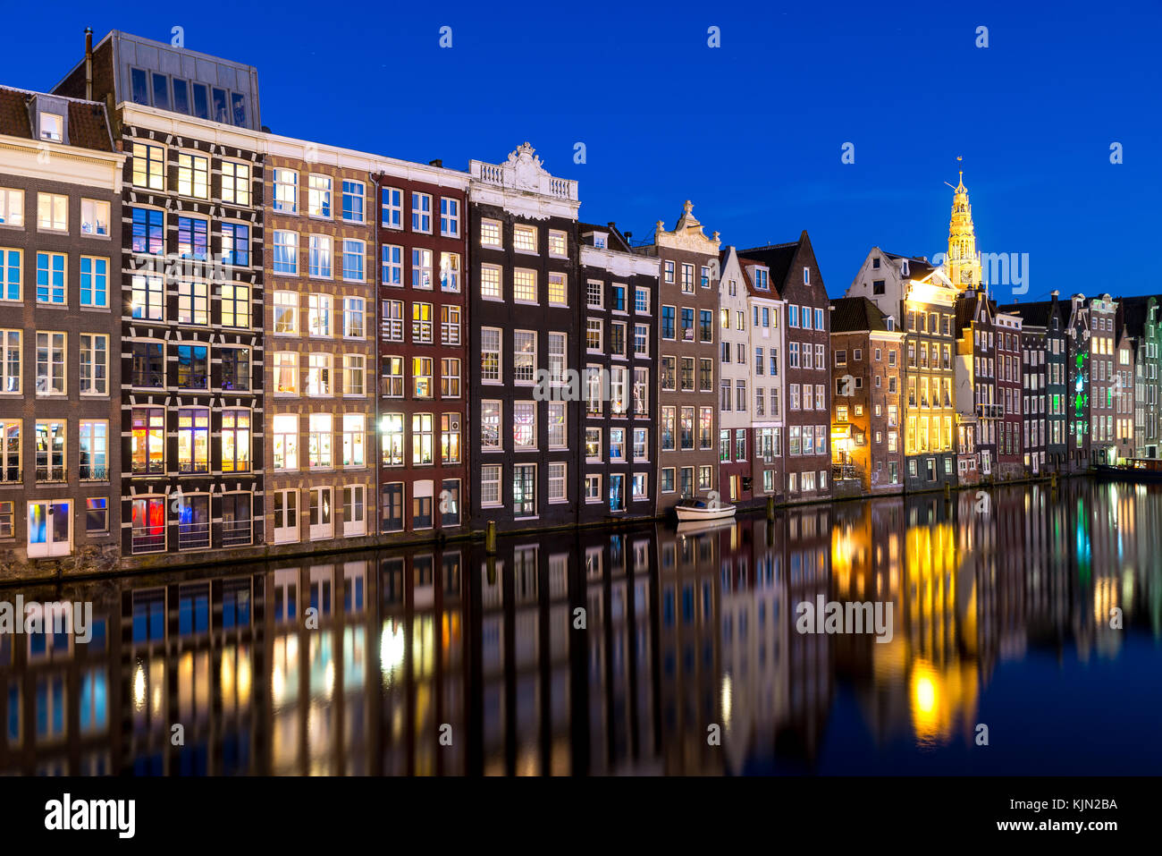 Canali e tradizione house di amsterdam di notte e con il trattato di Amsterdam è la capitale e la città più popolosa dei Paesi Bassi. Foto Stock