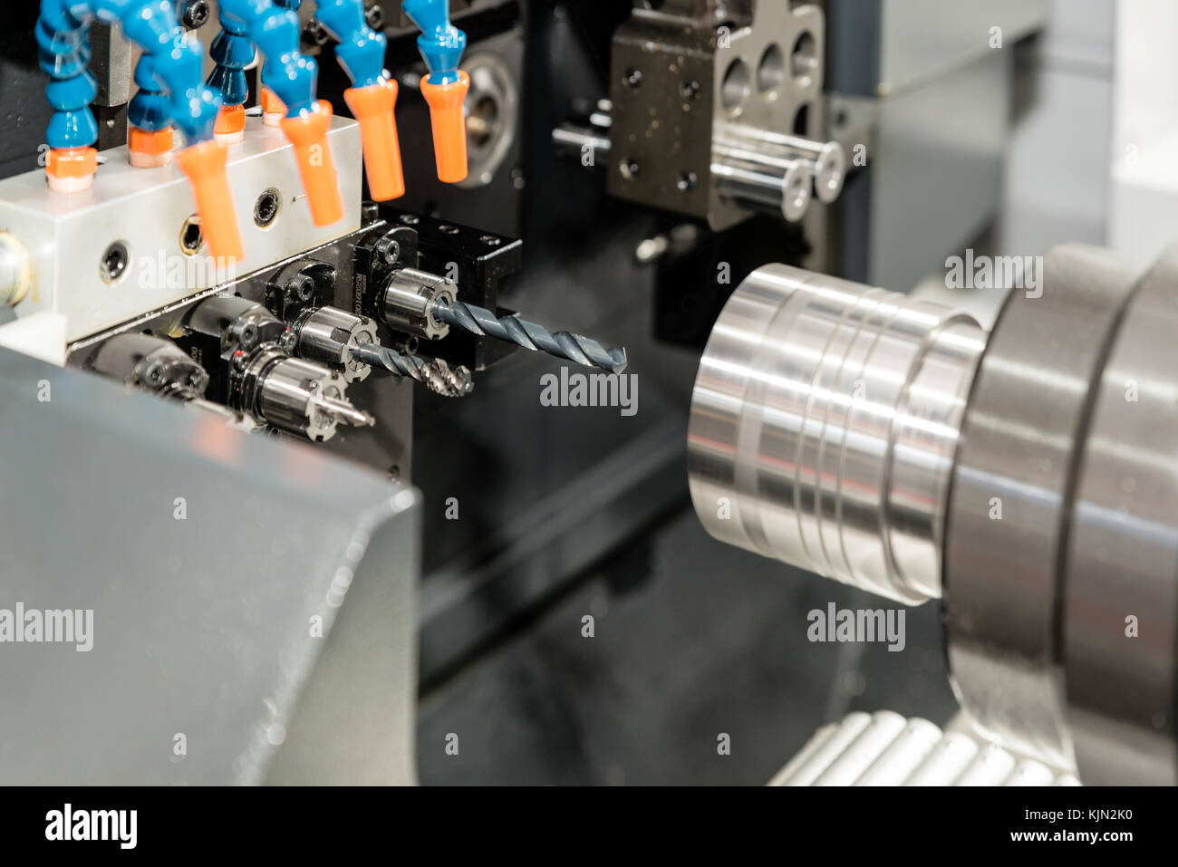 Operatore del processo di lavorazione dello stampo e la parte di stampo per automotive industriale il lavoro in fabbrica. Foto Stock