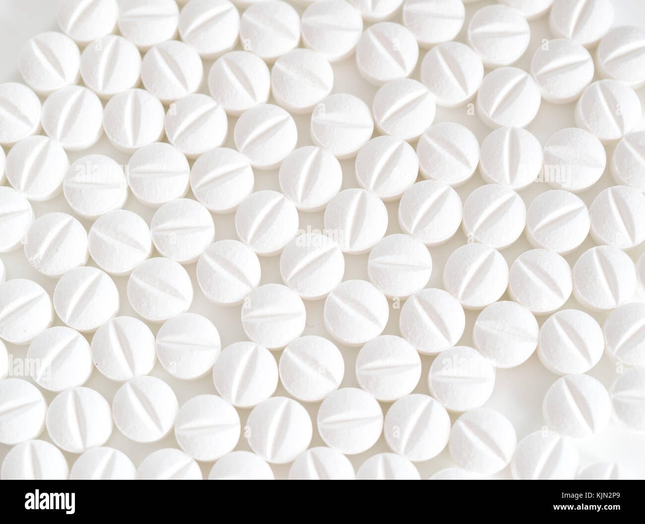 Pila di pillole di bianco su sfondo bianco Foto Stock