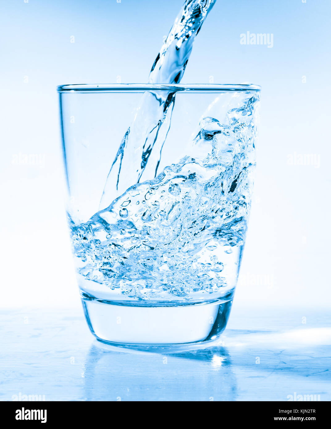 Acqua versando in vetro Foto Stock