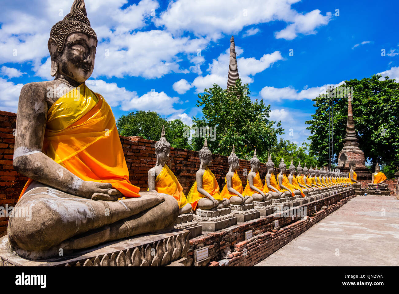 Thailandia, fila di immagini del Buddha in Ayutthaya vecchio tempio Foto Stock