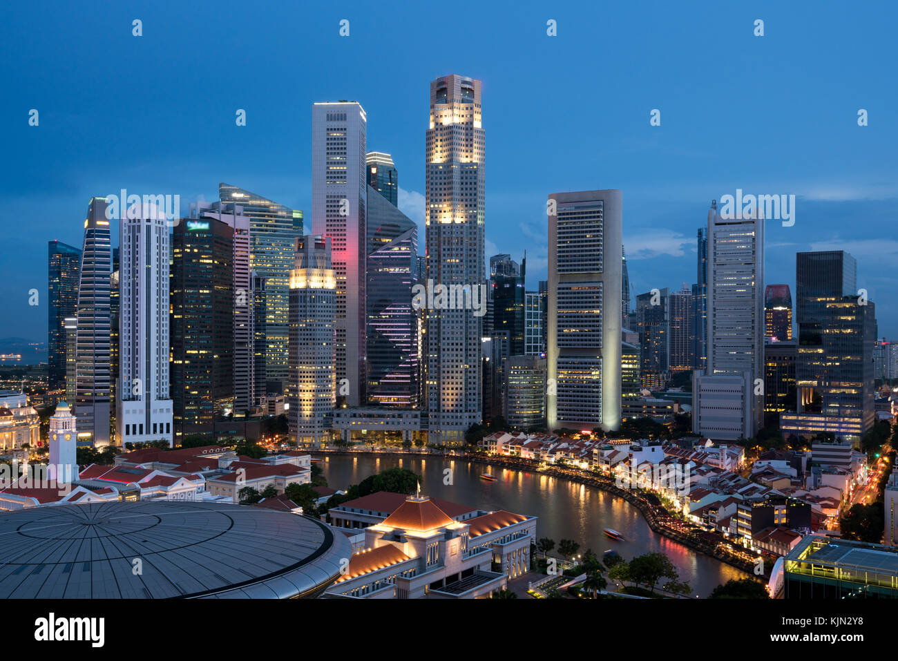 Vista aerea di Singapore il quartiere degli affari e città in notturna a Singapore, in Asia. Foto Stock