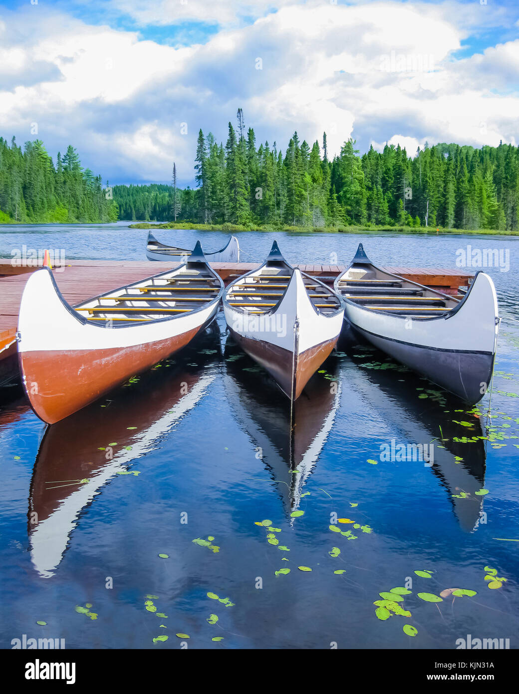 Canoe riflessa su un lago color turchese, quebec, Canada Foto Stock