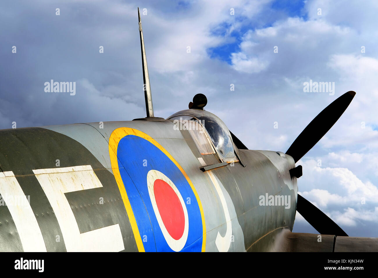 WW2 Spitfire Fighter Aircraft rivolta verso il cielo. Foto Stock